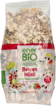 Przezroczysta paczka enerBiO Beeren Müsli z 25% owoców jagodowych, bez dodatku cukru, widok z przodu.