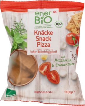 Białe opakowanie enerBiO Knäcke Snack Pizza 110g z grafiką drewna, pomidorów i serów, widok z przodu.