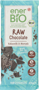Front opakowania enerBiO BIO RAW Chocolate 82% kakao z nibsami i solą morską, niebieskie tło.
