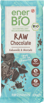 Front opakowania enerBiO BIO RAW Chocolate 82% kakao z nibsami i solą morską, niebieskie tło.