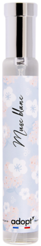 Adopt' Musc Blanc woda perfumowana w przezroczystej butelce ze srebrną nakrętką i niebieską etykietą w kwiaty, widok z przodu.