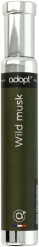 Smukła butelka Adopt' Wild Musk 30ml w matowej zieleni, z białym napisem i srebrnym atomizerem, widok frontalny.
