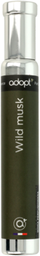 Smukła butelka Adopt' Wild Musk 30ml w matowej zieleni, z białym napisem i srebrnym atomizerem, widok frontalny.