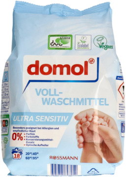 Biała torba proszku Domol Ultra Sensitiv do prania, z grafiką rąk trzymających stópki dziecka, idealny dla alergików.