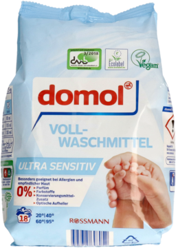 Biała torba proszku Domol Ultra Sensitiv do prania, z grafiką rąk trzymających stópki dziecka, idealny dla alergików.