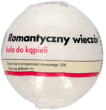 Biała, okrągła kula do kąpieli "Romantyczny wieczór" w przezroczystej folii, etykieta z różowym napisem, widok z przodu.