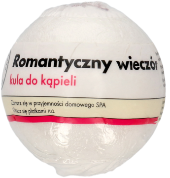 Biała, okrągła kula do kąpieli "Romantyczny wieczór" w przezroczystej folii, etykieta z różowym napisem, widok z przodu.