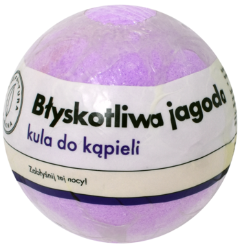 Fioletowa kula do kąpieli "Błyskotliwa jagoda" z brokatem, owinięta w folię, z białym paskiem i napisem.