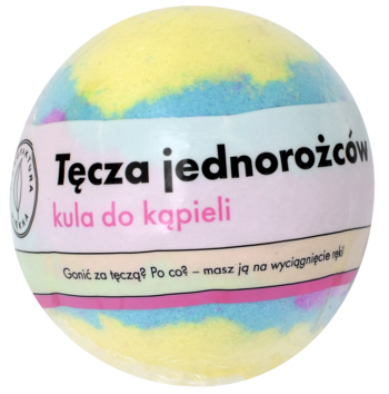 Zbliżenie na tęczową kulę do kąpieli Tęcza jednorożców, z pastelowymi smugami i białym paskiem z napisem.