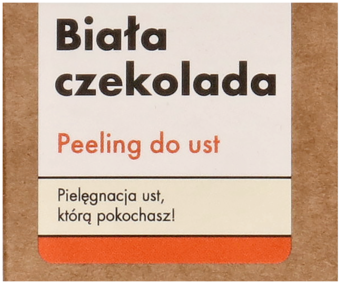 Zbliżenie na białą etykietę peelingu do ust 'Biała Czekolada' z czerwonym napisem 'Peeling do ust'.