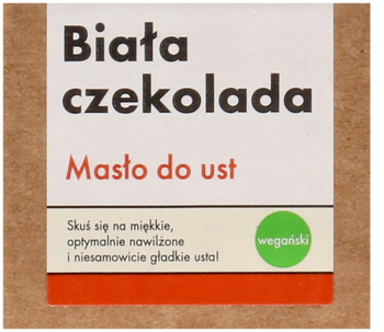 Front opakowania wegańskiego masła do ust Biała Czekolada, brązowe tło, biała etykieta z czarnym tekstem.