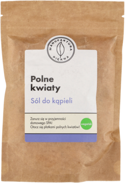 Sól do kąpieli Manufaktura Piękna Polne kwiaty w brązowej torebce papierowej, widok z przodu z białą etykietą i fioletowym tekstem.