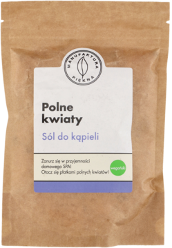 Sól do kąpieli Manufaktura Piękna Polne kwiaty w brązowej torebce papierowej, widok z przodu z białą etykietą i fioletowym tekstem.