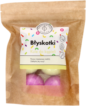 Frontowe ujęcie brązowej papierowej torebki z kulami do kąpieli "Błyskotki". Widać fioletowe i żółte kule przez okienko.