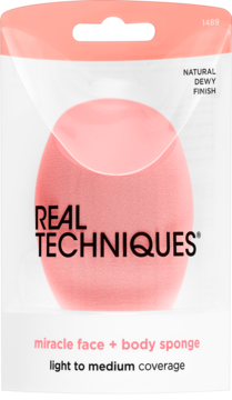 Różowa gąbka Real Techniques Miracle Face + Body Sponge w przezroczystym opakowaniu, naturalny dewy finish, widok z przodu.