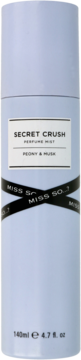 Lawendowa mgiełka Miss So...? Secret Crush Peony & Musk, 140ml, w podłużnym opakowaniu, widok z przodu.