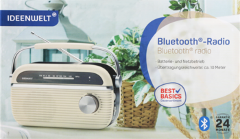 Retro radio Ideenwelt Bluetooth w beżowej obudowie z anteną, widok przez opakowanie na półce.