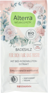 Alterra Badesalz Rose vegan in weißem Beutel mit zartrosa Rosen und grünen Blättern. Bio-Rosenblüten-Extrakt für Entspannung.