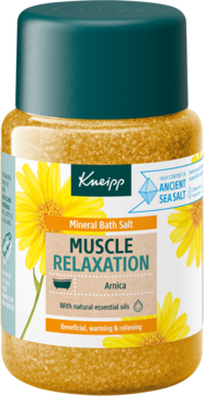 Kneipp kryształki do kąpieli Muscle Relaxation Arnica, złote granulki w przezroczystym słoiku, widok z przodu.
