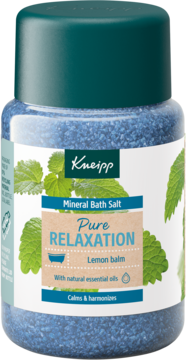 Kneipp Kryształki do kąpieli Pure Relaxation, niebieska sól mineralna z melisą w przezroczystej butelce.