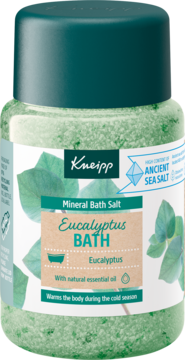 Kneipp Mineral Bath Salt Eucalyptus BATH, zielone sole z naturalnym olejkiem, w przezroczystym pojemniku z ciemnozielonym wieczkiem.