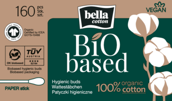 Zielono-beżowe opakowanie Bella Cotton BIO based patyczków higienicznych z papierowym patyczkiem, 160 sztuk.