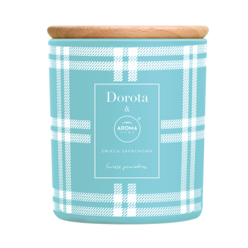 Świeca zapachowa Dorota & Aroma Home 'świeże powietrze', błękitny słoik w białą kratę z drewnianą pokrywką.