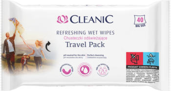 Cleanic Refreshing Wet Wipes Travel Pack, biała saszetka 40 szt., widok z przodu, z rodziną na tle.
