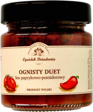 Szklany słoik sosu Ognisty Duet Ogródek Dziadunia. Ostry sos paprykowo-pomidorowy, etykieta z chili i pomidorem.