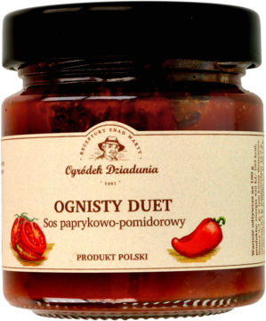 Szklany słoik sosu Ognisty Duet Ogródek Dziadunia. Ostry sos paprykowo-pomidorowy, etykieta z chili i pomidorem.