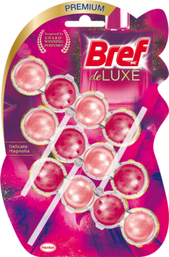 Bref De Luxe Delikatna Magnolia zawieszki WC, różowe perły w opakowaniu premium na tle kwiatów.