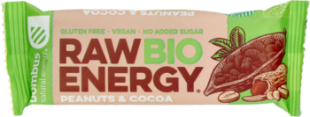 Zielony baton Raw Bio Energy Peanuts & Cocoa, opakowanie z kakao i orzeszkami. Bez glutenu, wegański. Widok z przodu.