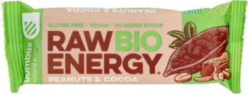Zielony baton Raw Bio Energy Peanuts & Cocoa, opakowanie z kakao i orzeszkami. Bez glutenu, wegański. Widok z przodu.