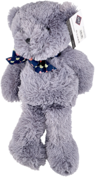 Szary, puszysty miś teddy maskotka, z czarnymi oczami i uroczą granatową apaszką w kropki, widok z przodu.