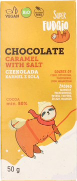 Żółta wegańska czekolada Super FUDGIO karmel z solą, z ilustracją leniwca na nartach, 50g.