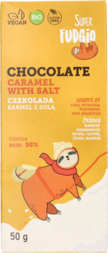 Żółta wegańska czekolada Super FUDGIO karmel z solą, z ilustracją leniwca na nartach, 50g.