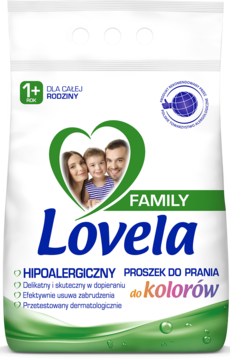 Front białego opakowania hipoalergicznego proszku Lovela Family do prania kolorów, z grafiką rodziny i sercem.