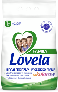 Front białego opakowania hipoalergicznego proszku Lovela Family do prania kolorów, z grafiką rodziny i sercem.
