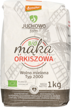 Biała torba mąki orkiszowej BIO Juchowo Farm, Typ 2000, 1kg, z rysunkiem wiatraka na przodzie.