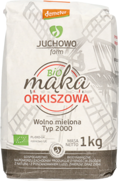 Biała torba mąki orkiszowej BIO Juchowo Farm, Typ 2000, 1kg, z rysunkiem wiatraka na przodzie.