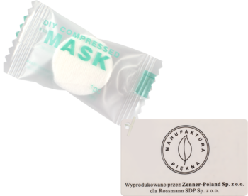 Biała sprasowana maseczka bawełniana DIY w przezroczystym opakowaniu, obok biała karta Manufaktury Piękna.