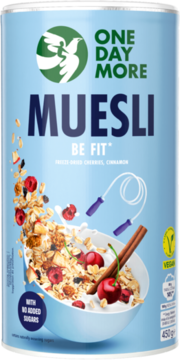 Niebieska puszka One Day More Musli Be Fit z wiśniami, cynamonem, bez cukru, grafiką miski i skakanki, widok z przodu.
