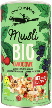Zielony pojemnik Musli BIO Owocowe One Day More, z wiśniami i czarnymi porzeczkami, bez dodatku cukru, widok z przodu.
