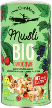 Zielony pojemnik Musli BIO Owocowe One Day More, z wiśniami i czarnymi porzeczkami, bez dodatku cukru, widok z przodu.