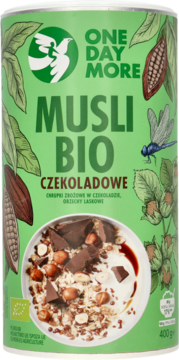 Zielone opakowanie musli One Day More Bio Czekoladowe z miską i orzechami, widok z przodu.