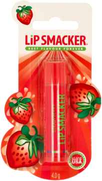 Balsam do ust LiP SMACKER truskawkowy w czerwono-białym blistrze, z owocami truskawek, widok z przodu.