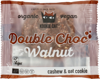 Kookie Cat Double Choc Walnut organic vegan cookie w przezroczystym opakowaniu, widok z przodu, brązowe, okrągłe.