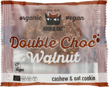 Kookie Cat Double Choc Walnut organic vegan cookie w przezroczystym opakowaniu, widok z przodu, brązowe, okrągłe.