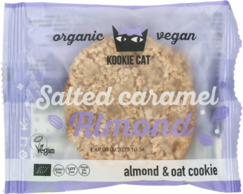 Kookie Cat organiczne wegańskie ciasteczko migdałowo-owsiane z solonym karmelem w fioletowym opakowaniu, widok z przodu.