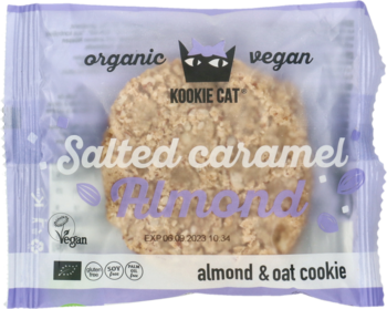 Kookie Cat organiczne wegańskie ciasteczko migdałowo-owsiane z solonym karmelem w fioletowym opakowaniu, widok z przodu.